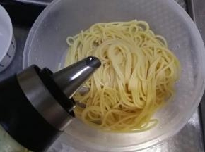 面煮到用筷子可以夹断即可，捞出在凉水里过一遍。沥干水分，加入一点点油，拌匀，防止面粘起来。