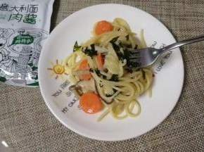 剪上一点海苔碎装饰即可。