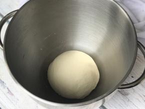 所有材料按照糖盐牛奶鸡蛋高筋面粉酵母的顺序投入面包机或厨师机里和面10-15分钟（厨师机大概6-10分钟），放入软化的黄油块，再揉20-25分钟（厨师机大概15分钟）。