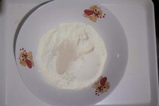 酵母放入面粉中搅拌均匀