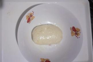 揉成光滑面团后涂抹适量植物油盖保鲜膜醒发2小时左右