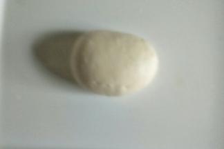 把面团揉搓排出空气，尽量不要撒干面粉哈，如果粘手可涂适量植物油。