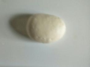 把面团揉搓排出空气，尽量不要撒干面粉哈，如果粘手可涂适量植物油。
