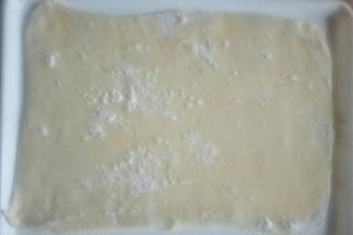 擀成长方形薄饼，刷一层玉米油撒适量干面粉