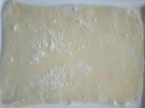 擀成长方形薄饼，刷一层玉米油撒适量干面粉