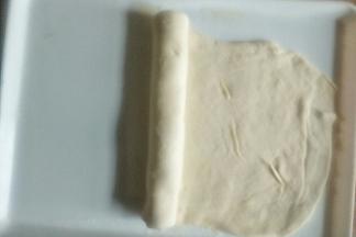 擀成长方形薄饼后从一头卷起