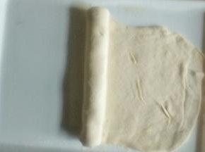 擀成长方形薄饼后从一头卷起