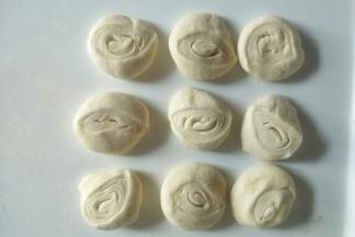 把面团按扁圆如图