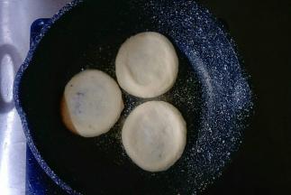 平底锅倒入一点玉米油开小火把饼放入即可