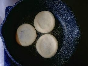 平底锅倒入一点玉米油开小火把饼放入即可