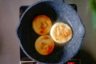 烙至金黄后翻面，中途翻几次面直至烙熟。