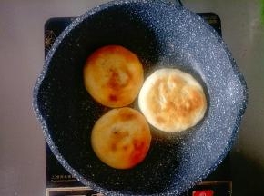 烙至金黄后翻面，中途翻几次面直至烙熟。