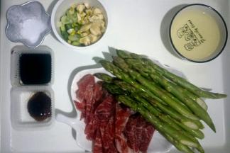 准备食材，葱蒜切花，芦笋洗净，猪肉切片