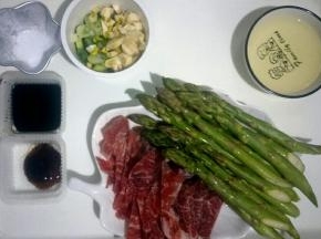 准备食材，葱蒜切花，芦笋洗净，猪肉切片