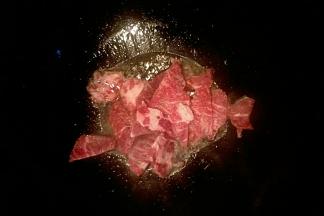 锅中倒入玉米油开小火，油温七成热放入猪肉开大火炒熟