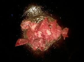 锅中倒入玉米油开小火，油温七成热放入猪肉开大火炒熟