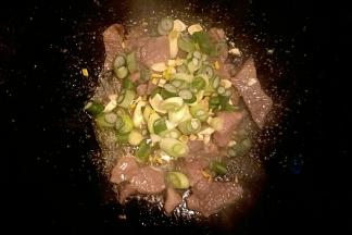 加入葱蒜炒香后倒入生抽翻炒均匀