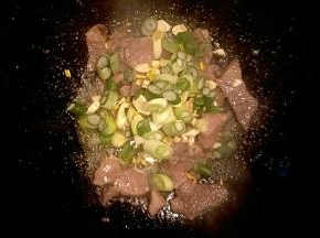 加入葱蒜炒香后倒入生抽翻炒均匀