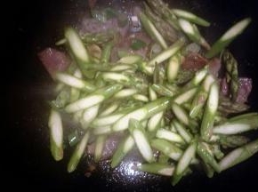 放入芦笋炒熟