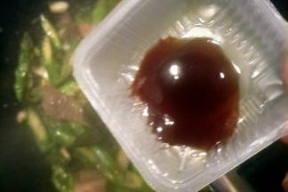 加入蚝油翻炒均匀