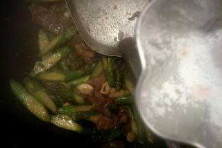 加入盐翻炒均匀即可