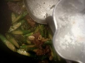 加入盐翻炒均匀即可