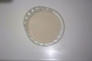 酵母放入水中融化