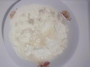 倒入面粉中
