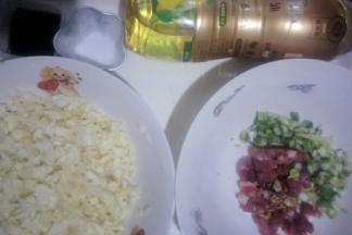 期间准备馅料，白菜切丁挤去多余水分，葱、猪肉切丁，姜切末。