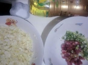期间准备馅料，白菜切丁挤去多余水分，葱、猪肉切丁，姜切末。