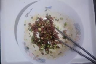 葱、猪肉、姜、生抽、盐放在一起搅拌均匀腌制10分钟。加入白菜丁和玉米油搅拌均匀即可。