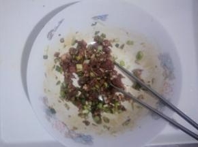葱、猪肉、姜、生抽、盐放在一起搅拌均匀腌制10分钟。加入白菜丁和玉米油搅拌均匀即可。