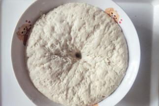 醒发好的面团是原来的2倍大左右，指头戳个洞不回缩即可。