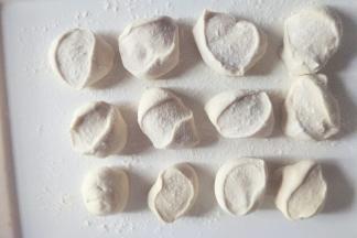 把面团均匀分成自己喜欢的大小，我分了12个