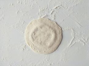 取一个小面团揉圆按扁擀成中间厚周边薄的面皮