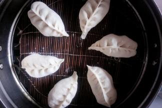 依次做好，放入蒸屉，每个之间留出一定的距离。冷水下锅开大火，水开后再蒸20~25分钟，关火闷3~5分钟。