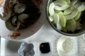准备食材，虾去虾线洗净，冬瓜去皮洗净切片。