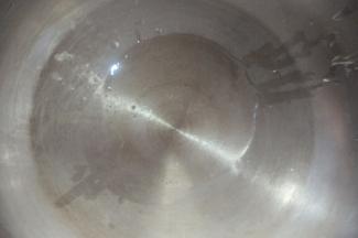 锅中倒入玉米油开小火