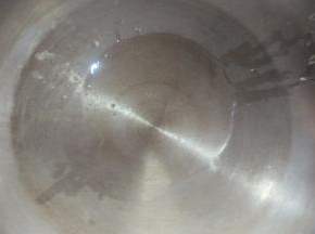 锅中倒入玉米油开小火