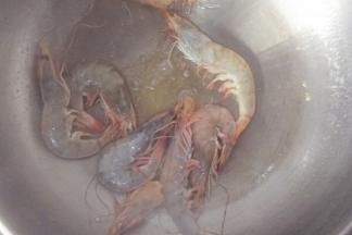 油温七成热放入虾炒红