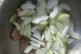 加入冬瓜翻炒均匀