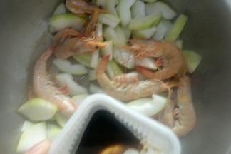 倒入生抽翻炒均匀