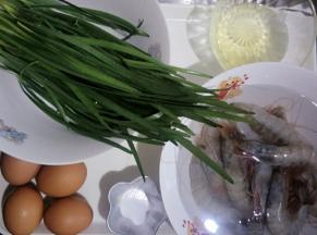 准备食材，韭菜洗净，虾去虾线洗净剥出虾仁