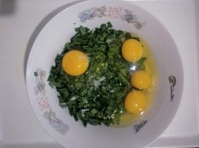 加入盐和鸡蛋