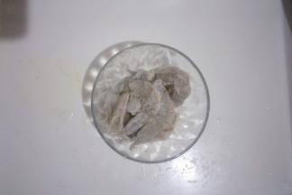 虾仁加入少量面粉拌匀