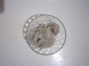 虾仁加入少量面粉拌匀