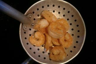 把虾仁盛出控油待用。