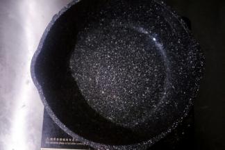 平底锅中倒入玉米油开小火