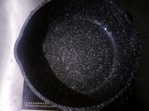平底锅中倒入玉米油开小火