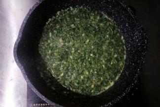 把鸡蛋液倒入煎熟